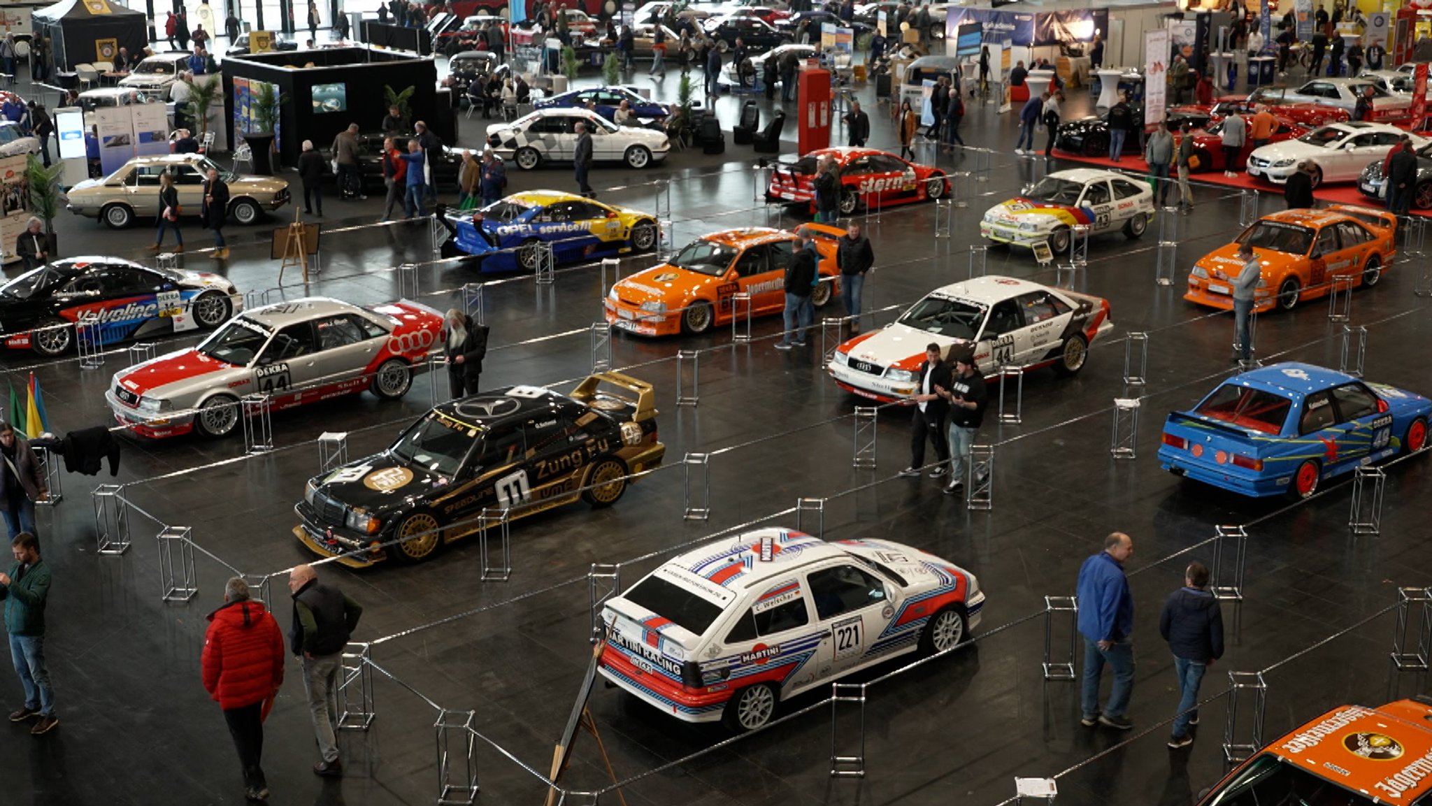 Ausgestellte historische Tourenwagen bei den Retro Classics Bavaria 2024.