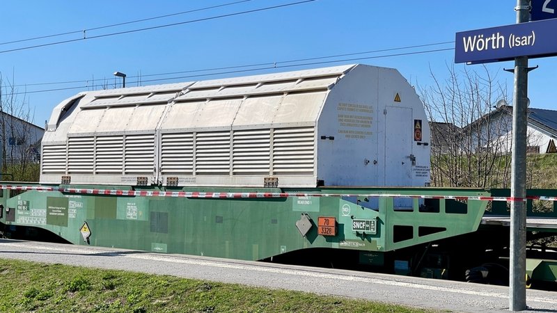 Castoren mit hochradioaktivem Atommüll am Bahnhof in Wörth an der Isar. | Bild: BR/Nico Angerstorfer Castoren mit hochradioaktivem Atommüll am Bahnhof in Wörth an der Isar.