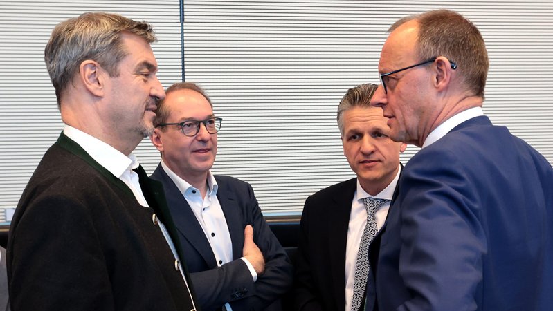 CSU-Chef Markus Söder und CSU-Landesgruppenchef Alexander Dobrindt mit CDU-Chef Merz und dem CDU-Politiker Thorsten Frei | Bild: picture alliance / SZ Photo | Jens Schicke CSU-Chef Markus Söder und CSU-Landesgruppenchef Alexander Dobrindt mit CDU-Chef Merz und dem CDU-Politiker Thorsten Frei