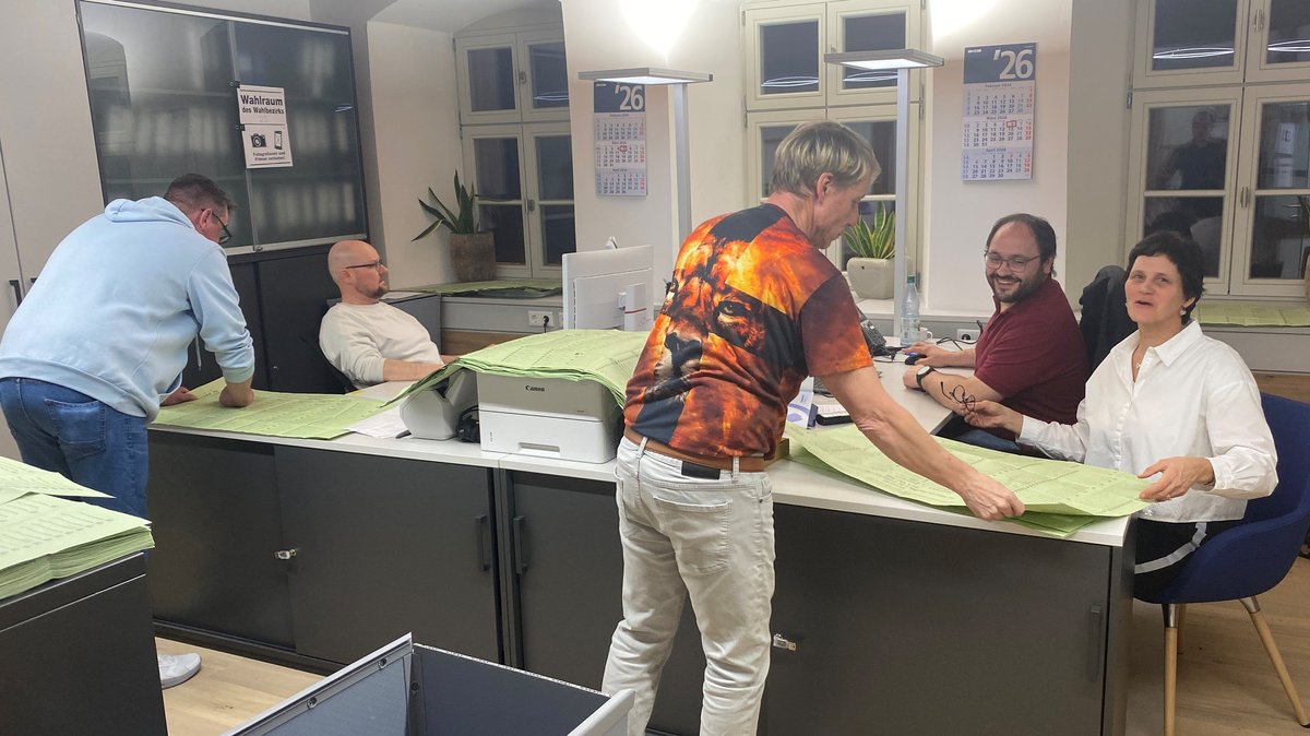 Wahlhelfer und Wahlhelferinnen in Kitzingen zählen noch Stimmen aus.