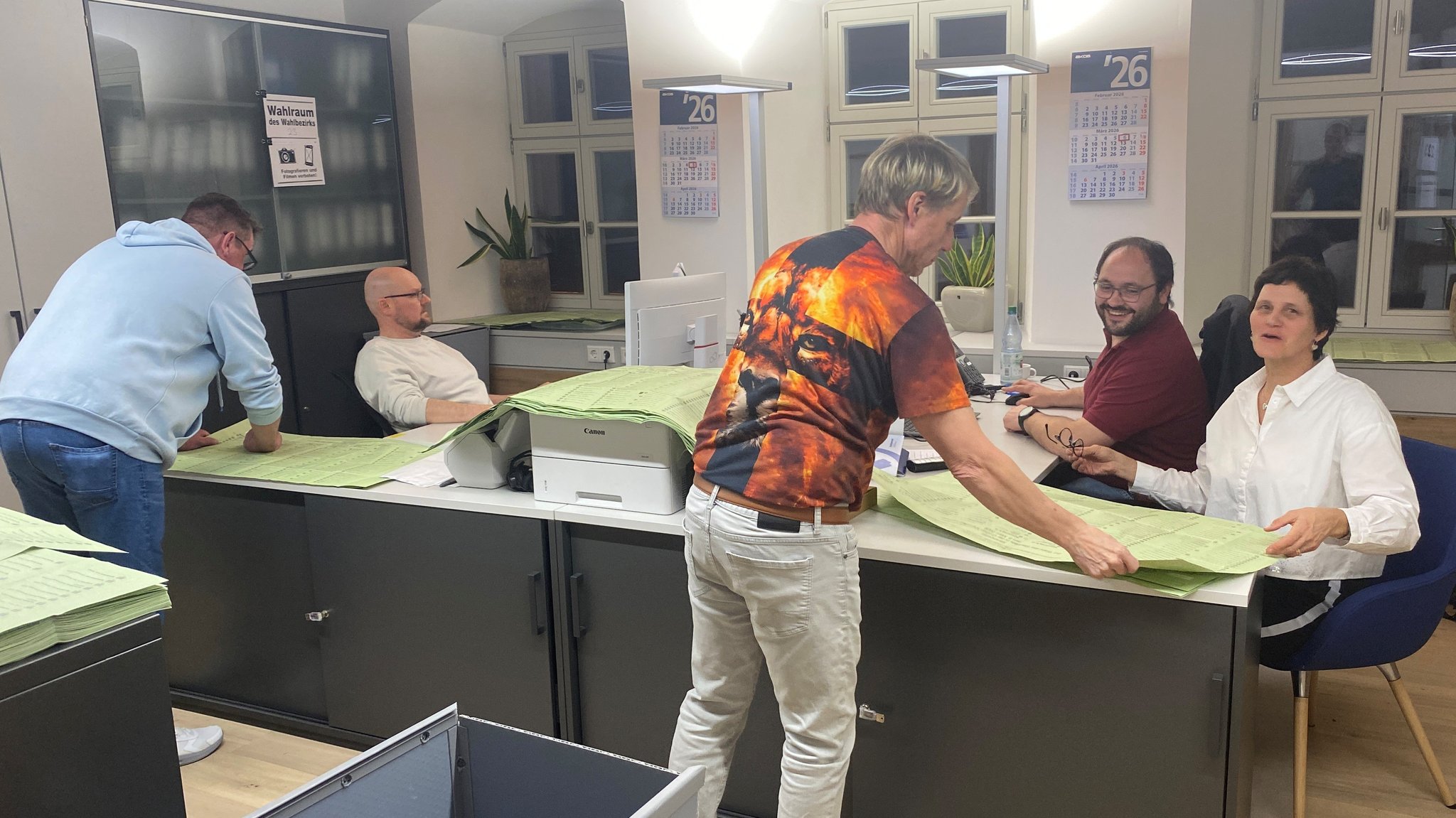 Wahlhelfer und Wahlhelferinnen in Kitzingen zählen noch Stimmen aus. | Bild: BR/Markus Klingele Wahlhelfer und Wahlhelferinnen in Kitzingen zählen noch Stimmen aus.