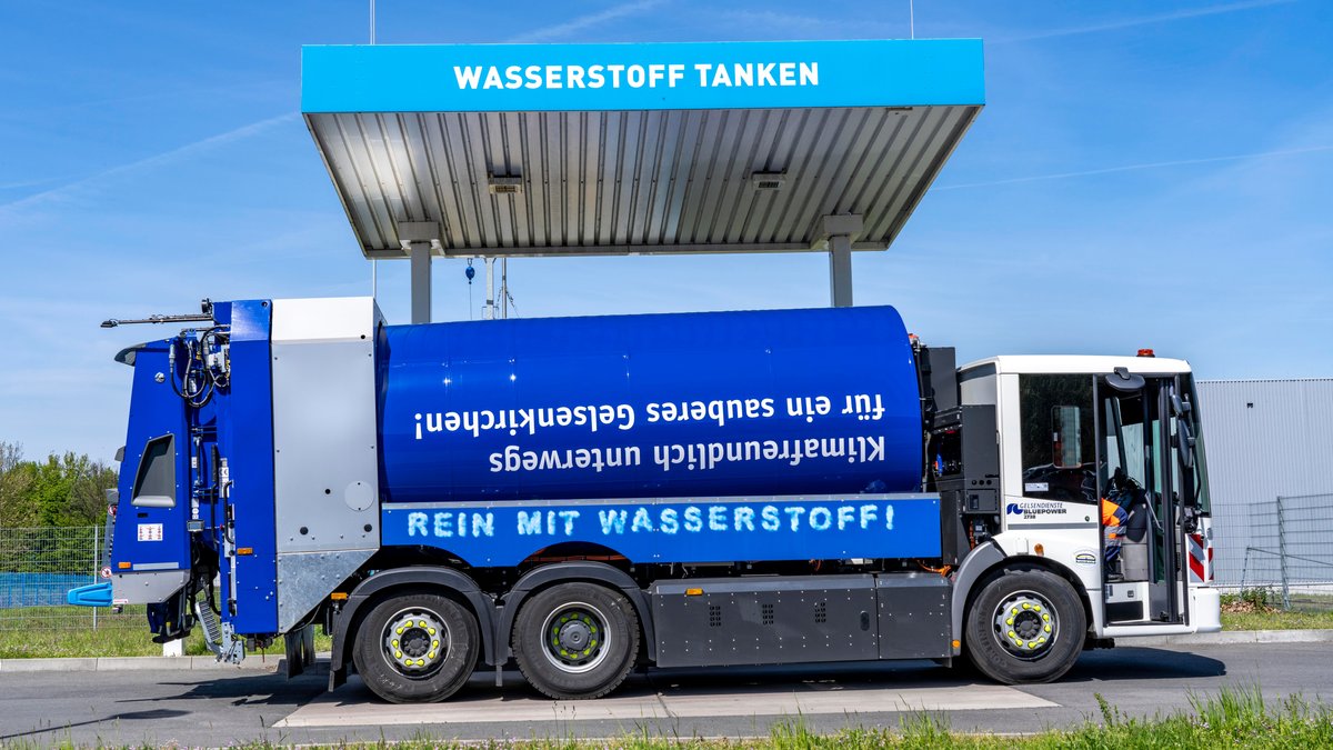 So etwas könnte bald öfter zu sehen sein: Ein Lkw an einer Wasserstofftankstelle, hier in Gelsenkirchen.