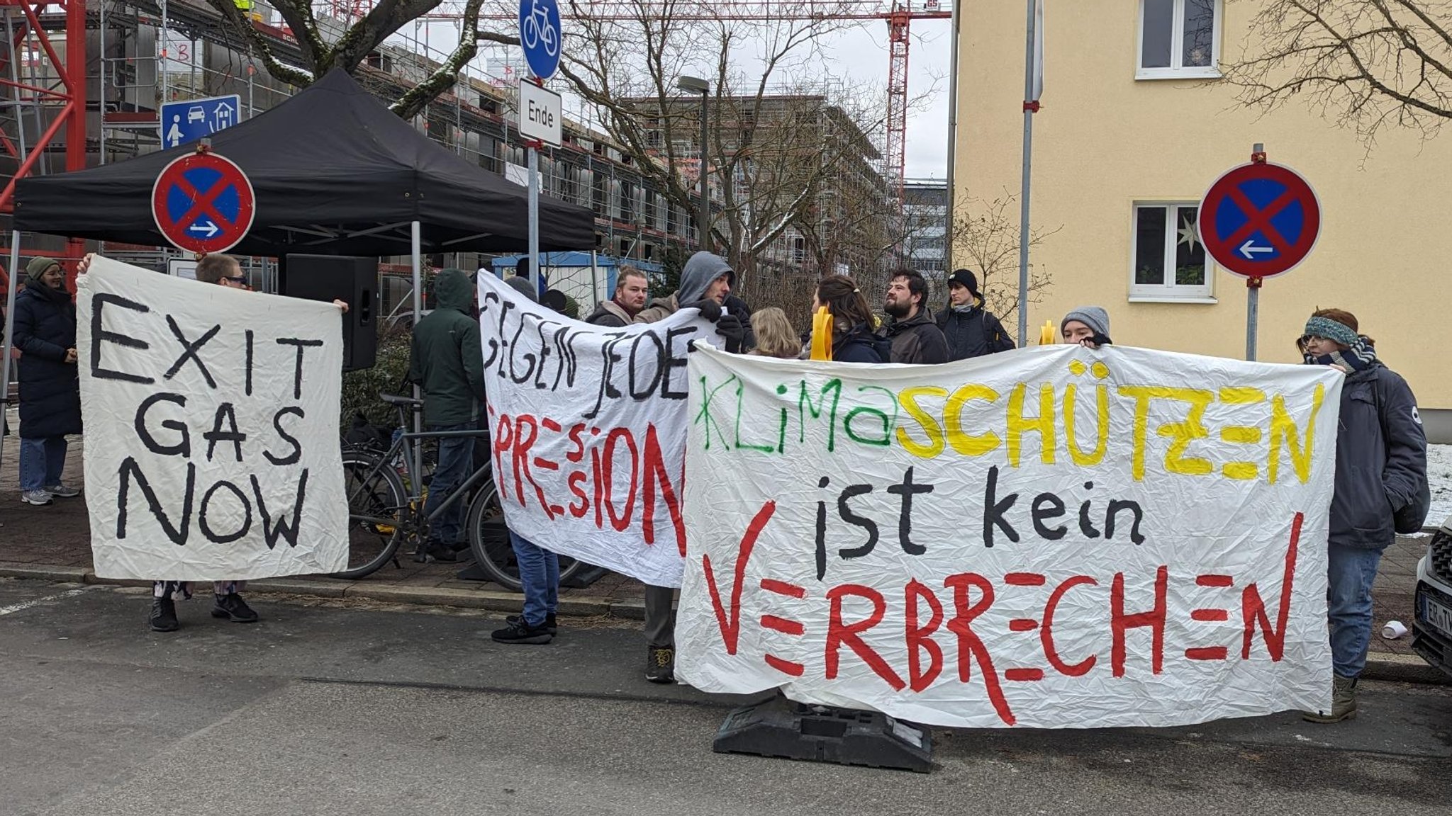 Protest vor der Verhandlung gegen Klimaaktivisten am Amtsgericht Erlangen.