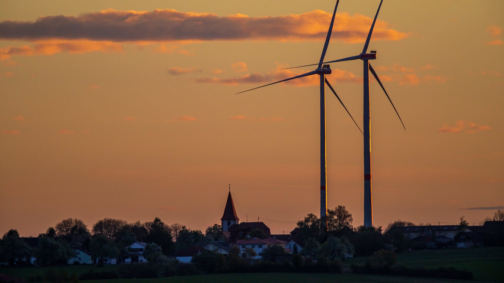 Archiv: Windräder stehen in unmittelbarer Nähe einer Wohnsiedlung am Rand eines Dorfes, Baden-Württemberg, Deutschland