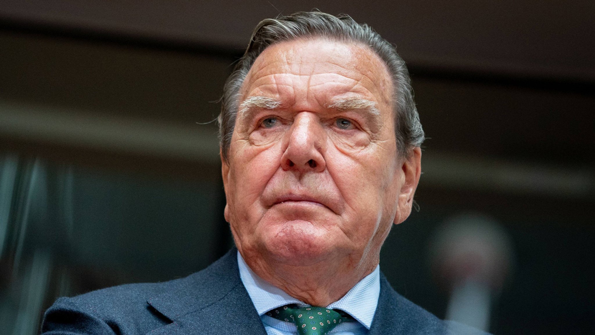 Achivbild (2020). Berlin: Gerhard Schröder (SPD) wartet auf den Beginn der Anhörung im Wirtschaftsausschuss des Bundestags zu Nord Stream 2.