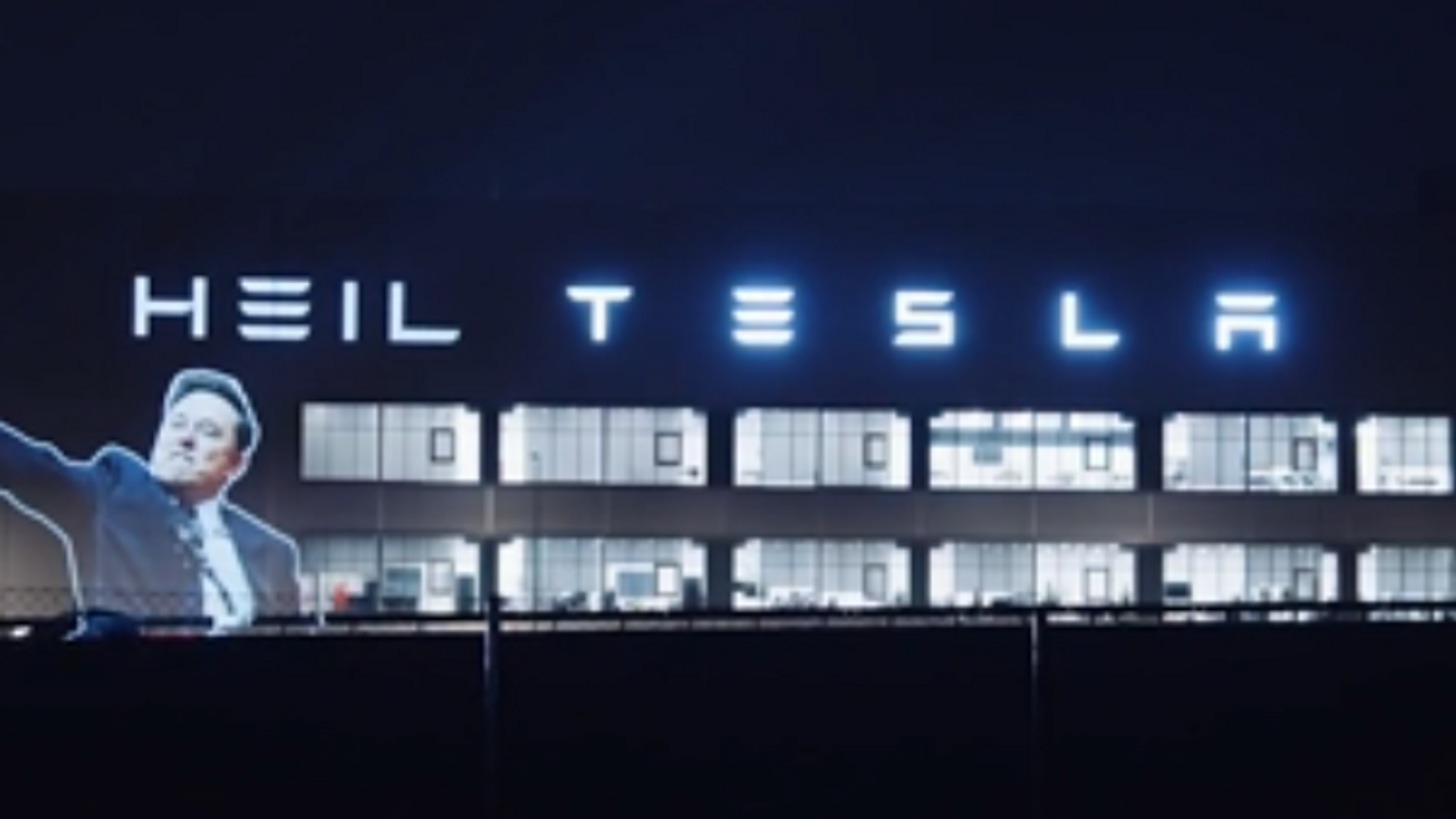 Das Tesla-Werk in Brandenburg, versehen mit einer Beamer-Projektion der Gruppen Zentrum für Politische Schönheit und Led By Donkeys.