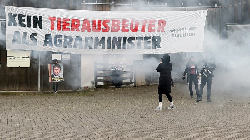 Die Protestaktion auf dem Hof von Günther Felßner | Bild: picture alliance/dpa Die Protestaktion auf dem Hof von Günther Felßner