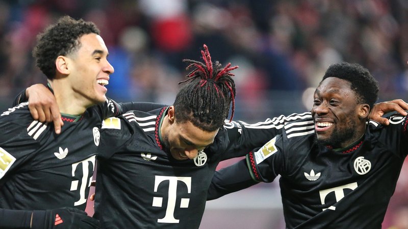 Musiala, Olise und Davies jubeln beim Sieg über RB Leipzig | Bild: picture alliance / dts-Agentur Musiala, Olise und Davies jubeln beim Sieg über RB Leipzig