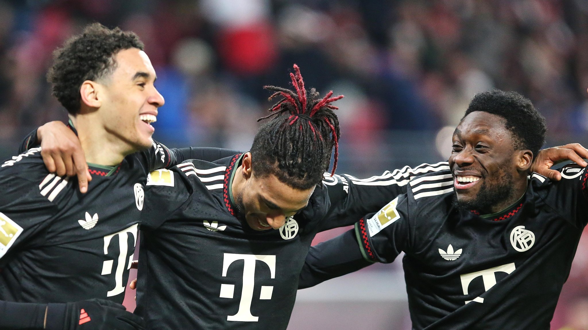 Musiala, Olise und Davies jubeln beim Sieg über RB Leipzig