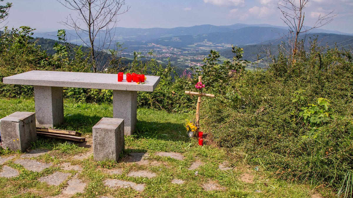 am Unfallort wurden ein Kreuz und Kerzen aufgestellt