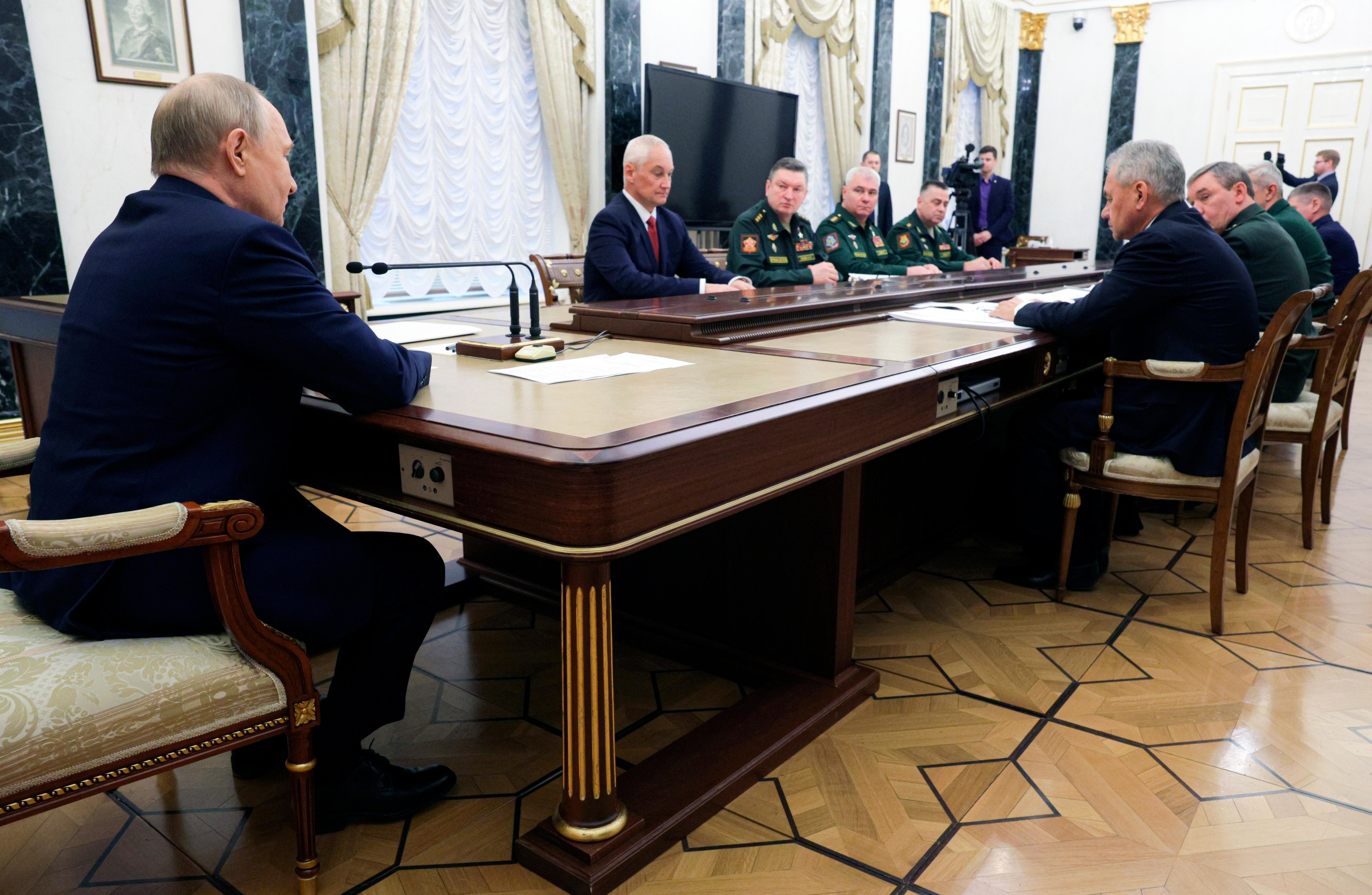 Der russische Präsident an einem langen Tisch mit Generälen