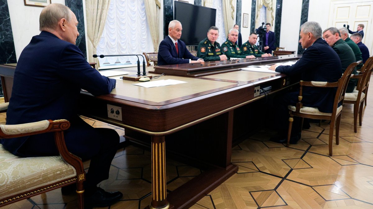 Der russische Präsident an einem langen Tisch mit Generälen