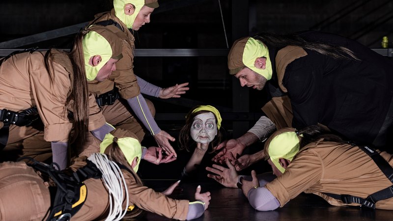 Mitwirkende in Arbeitsuniformen auf der Bühne | Bild: Alvise Predieri/Theaterakademie August Everding Mitwirkende in Arbeitsuniformen auf der Bühne