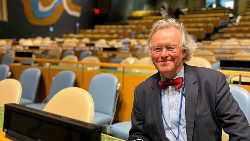 Werner Schmidt in einem Sitzungssaal der UNO. | Bild: BR/Alexandra Reese Werner Schmidt in einem Sitzungssaal der UNO.