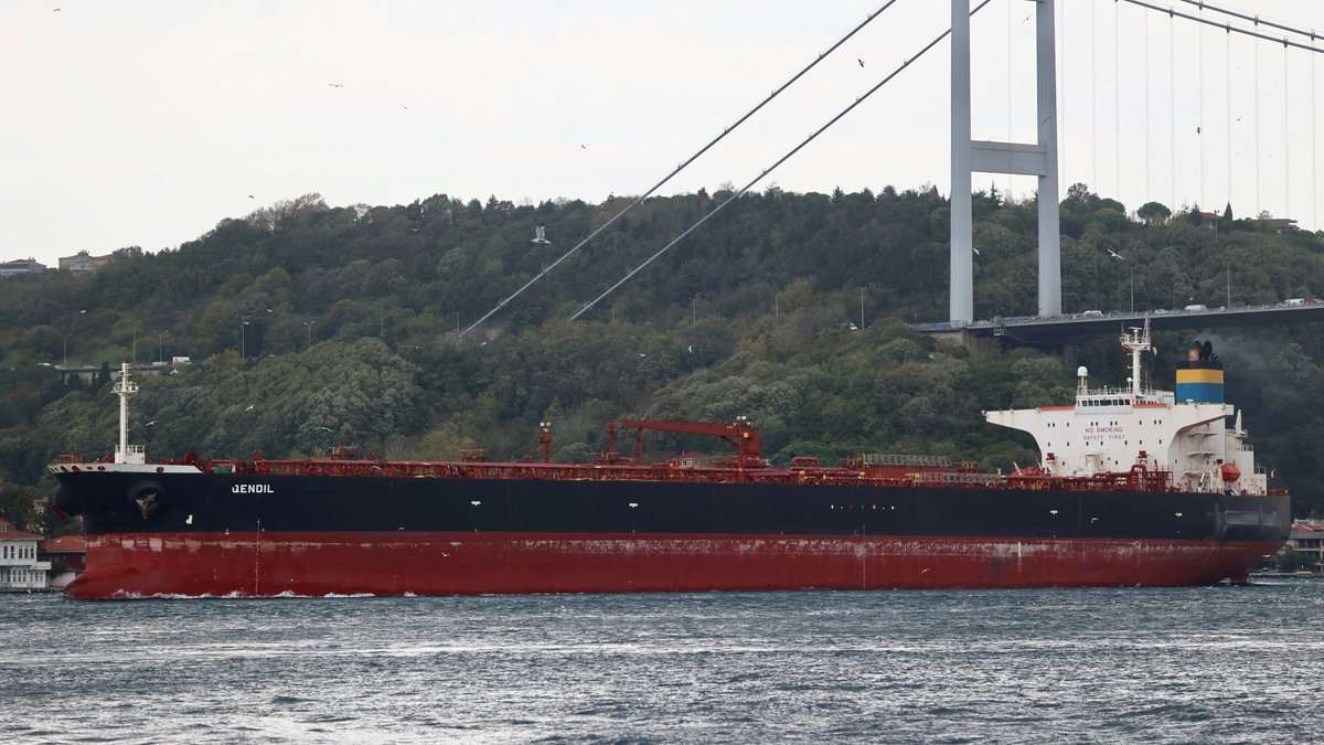 Der Öltanker "Qendil" im Oktober 2025 beim Passieren des Bosporus