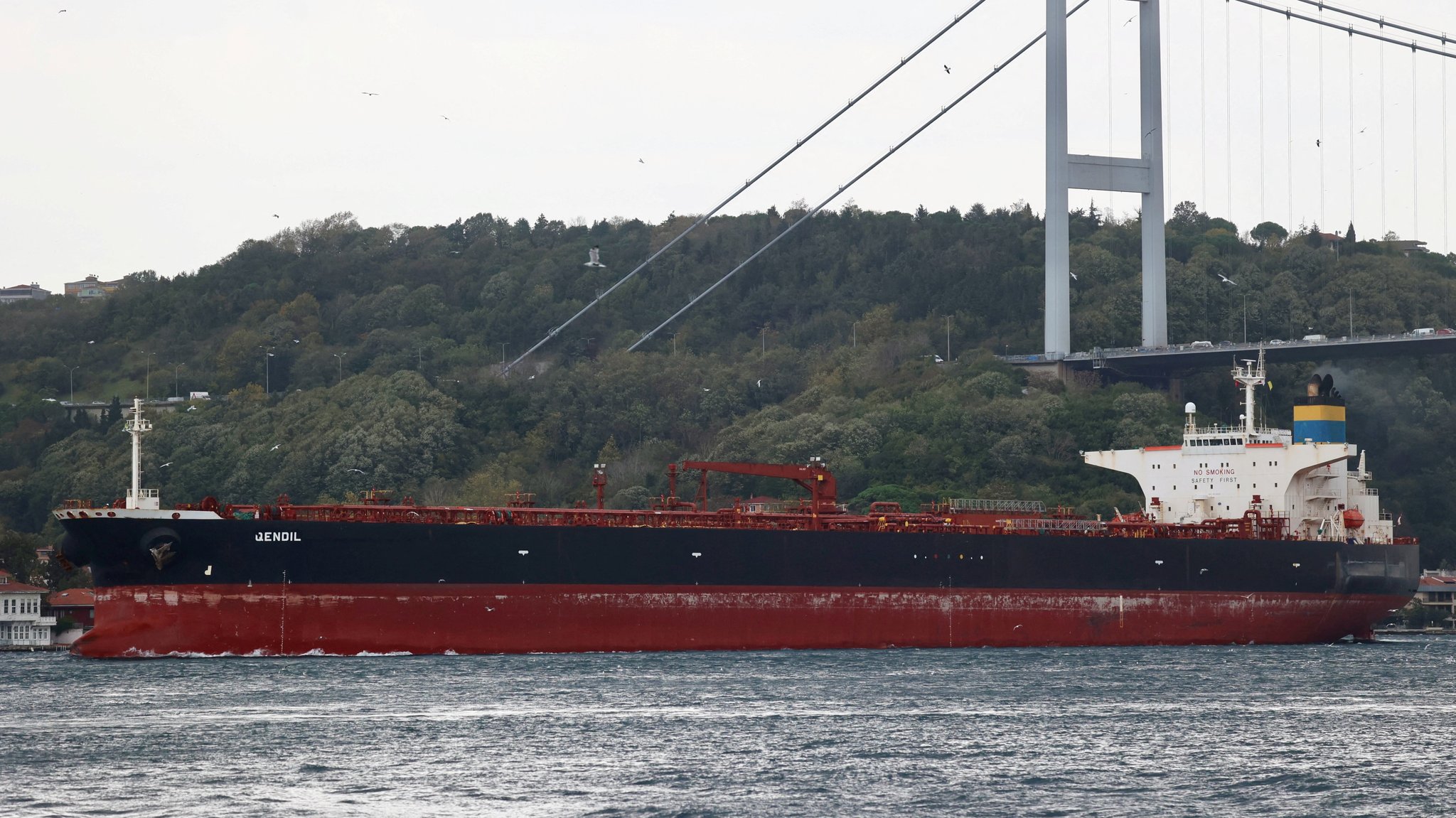 Der Öltanker "Qendil" im Oktober 2025 beim Passieren des Bosporus
