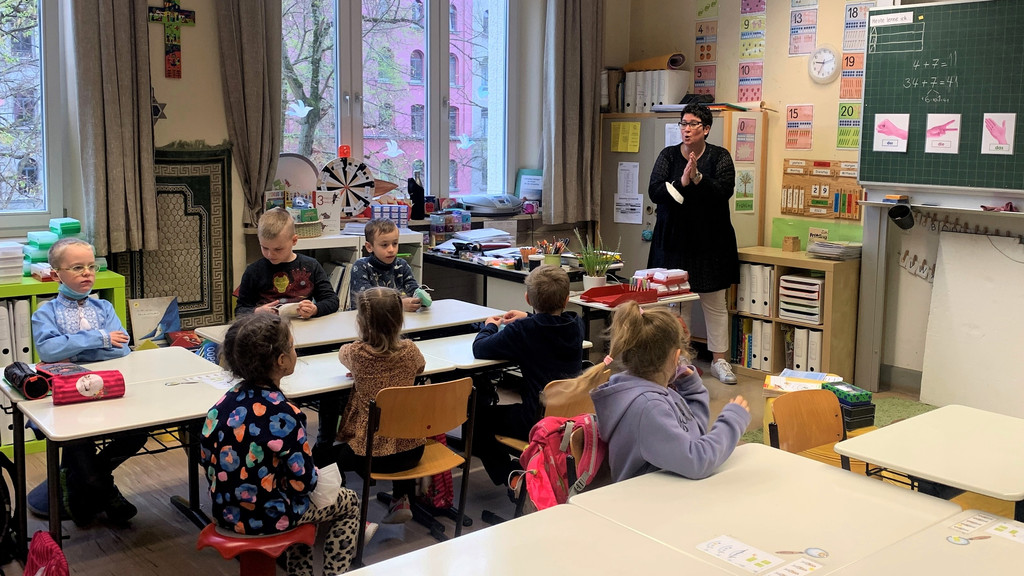 Gestik und Mimik ist wichtig: Deutschunterricht in einer Willkommensklasse der Fürther Grundschule Frauenstraße.