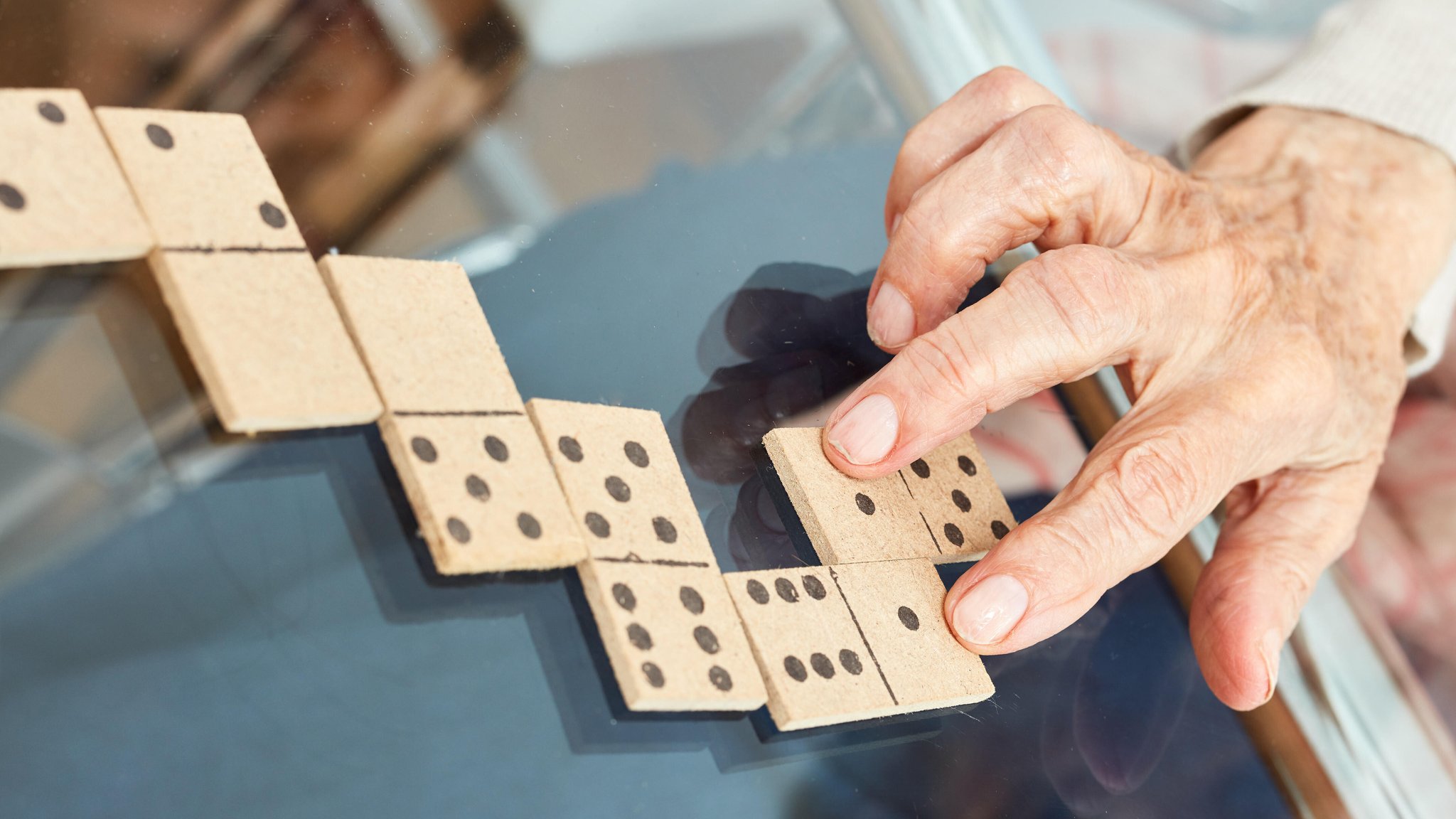 Symbolbild: Alte Hände legen Spielsteine beim Domino spielen | Bild: picture alliance / Zoonar | Robert Kneschke Symbolbild: Alte Hände legen Spielsteine beim Domino spielen