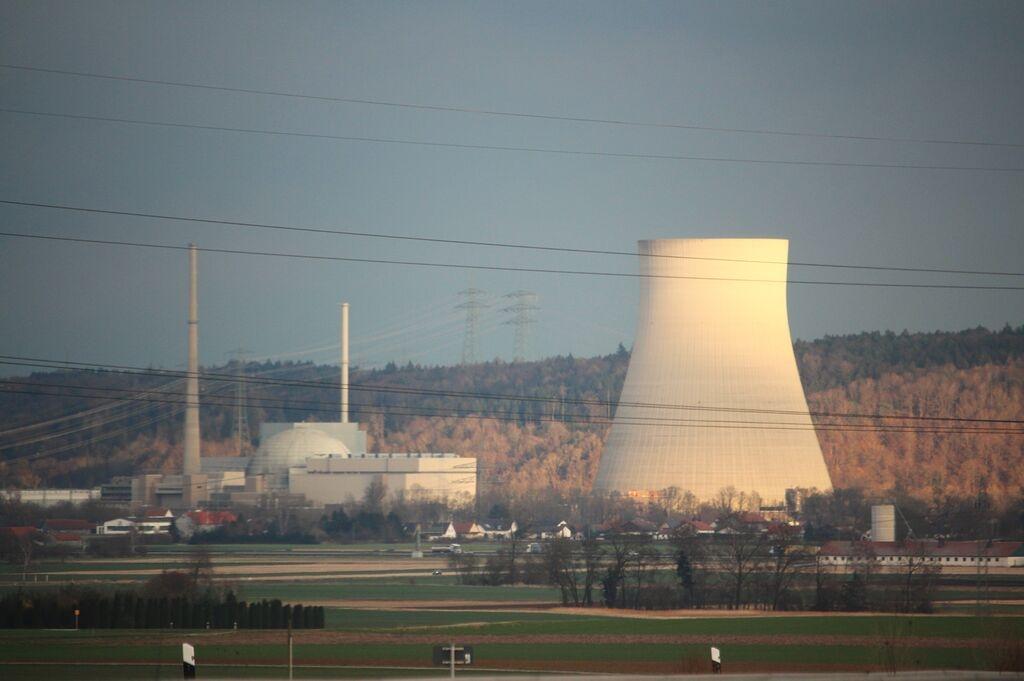Das stillgelegte Kernkraftwerk Isar der PreussenElektra GmbH in Essenbach bei Landshut, auch bekannt als Ohu, KKI, Isar 1 oder Isar 2. 