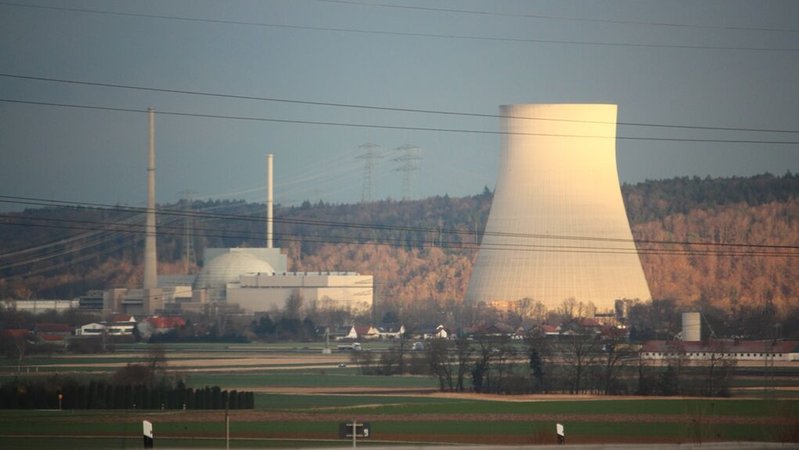 Das stillgelegte Kernkraftwerk Isar der PreussenElektra GmbH in Essenbach bei Landshut, auch bekannt als Ohu, KKI, Isar 1 oder Isar 2. | Bild: BR/Marcel Kehrer Das stillgelegte Kernkraftwerk Isar der PreussenElektra GmbH in Essenbach bei Landshut, auch bekannt als Ohu, KKI, Isar 1 oder Isar 2.