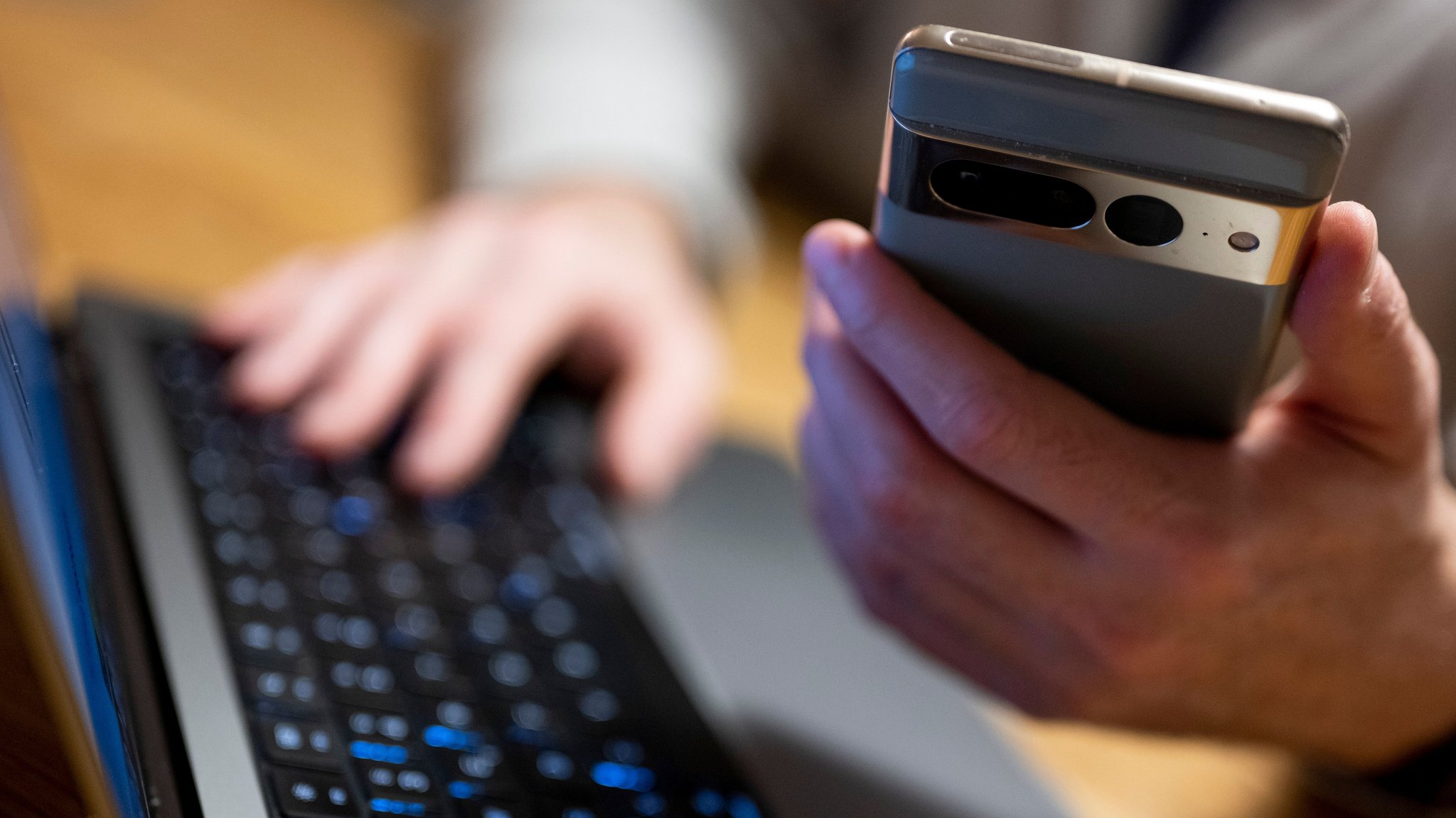 ILLUSTRATION - 27.02.2023, Berlin: Betrüger geben sich am Telefon oder im Internet als Finanzexperten oder Helfer aus und bringen ihre Opfer dazu, hohe Summen zu überweisen. (zu dpa: «200.000 Euro verloren – Polizei warnt vor Krypto-Betrug») Foto: Monika Skolimowska/dpa +++ dpa-Bildfunk +++ | Bild: dpa-Bildfunk/Monika Skolimowska ILLUSTRATION - 27.02.2023, Berlin: Betrüger geben sich am Telefon oder im Internet als Finanzexperten oder Helfer aus und bringen ihre Opfer dazu, hohe Summen zu überweisen. (zu dpa: «200.000 Euro verloren – Polizei warnt vor Krypto-Betrug») Foto: Monika Skolimowska/dpa +++ dpa-Bildfunk +++