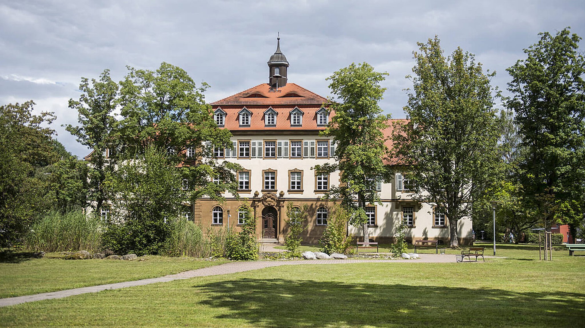 Das alte Gebäude des Bezirksklinikums Obermain mit Park rundherum.