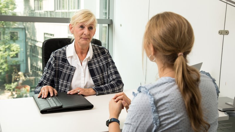 Symbolbild: Zwei Frauen an einem Schreibtisch | Bild: picture alliance / dpa-tmn | Christin Klose Symbolbild: Zwei Frauen an einem Schreibtisch