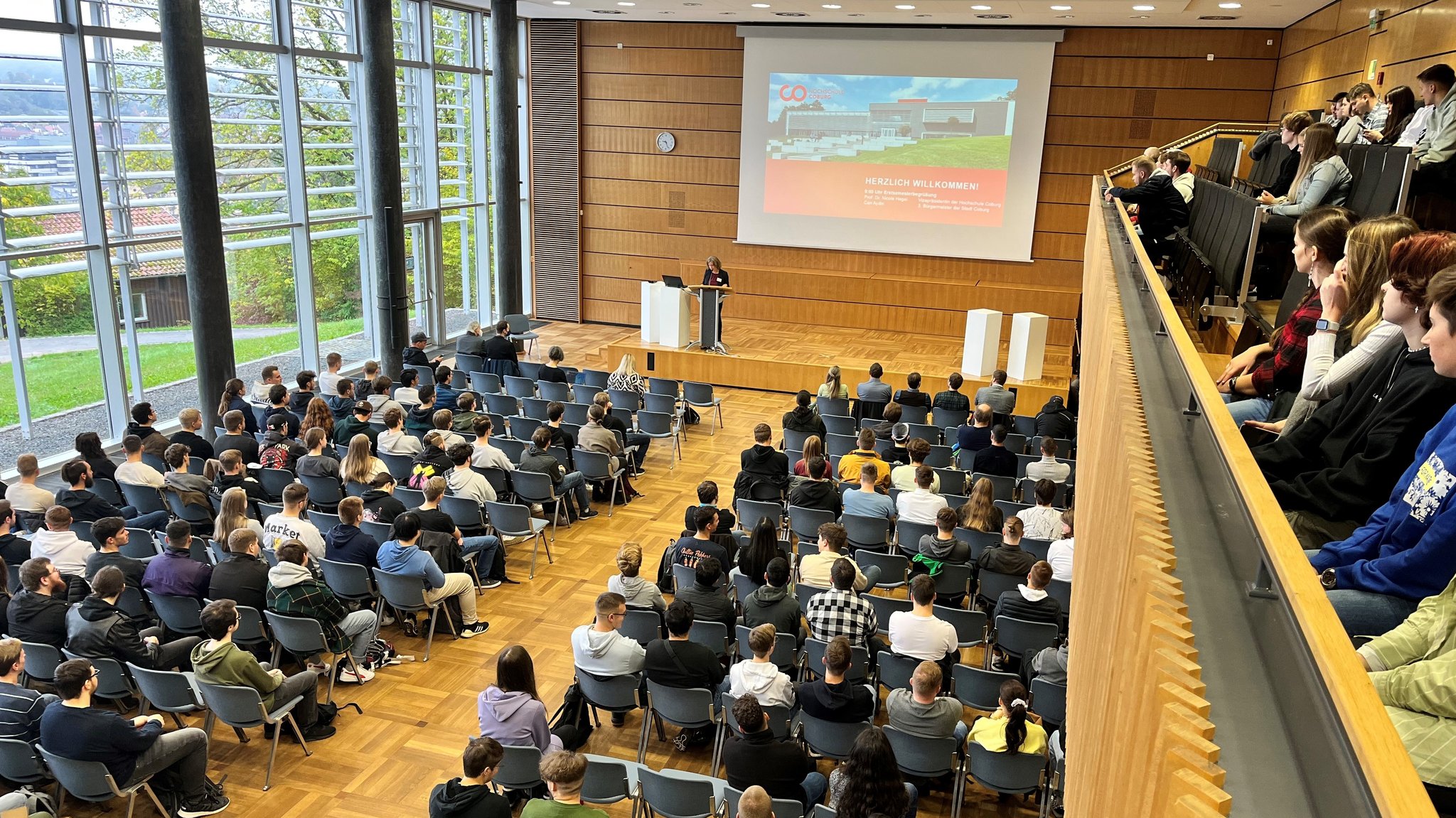 Ein Hörsaal mit Studierenden in Coburg. 