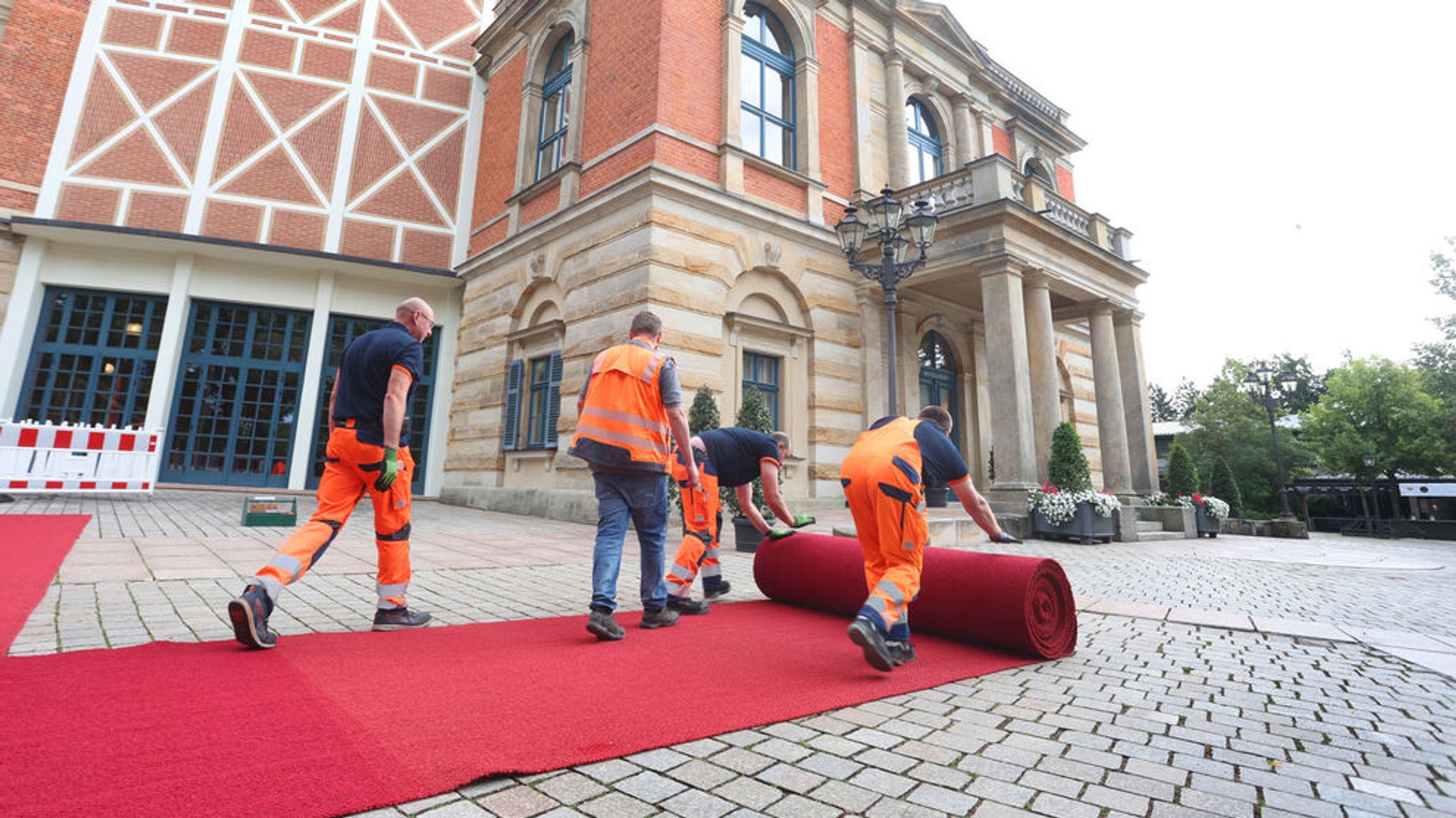 Der rote Teppich wird am 25. Juli 2023 für die Eröffnung der Bayreuther Richard-Wagner-Festspiele vor dem Festspielhaus auf dem Grünen Hügel ausgerollt. (Archivbild)