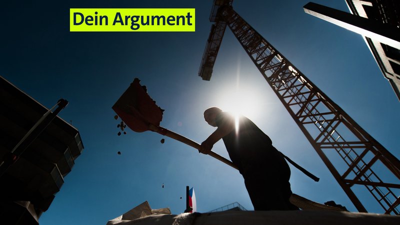 Ein Bauarbeiter arbeitet mit einer Schaufel in der Sonne (von unten fotografiert). | Bild: dpa-Bildfunk/Florian Gaertner Ein Bauarbeiter arbeitet mit einer Schaufel in der Sonne (von unten fotografiert).