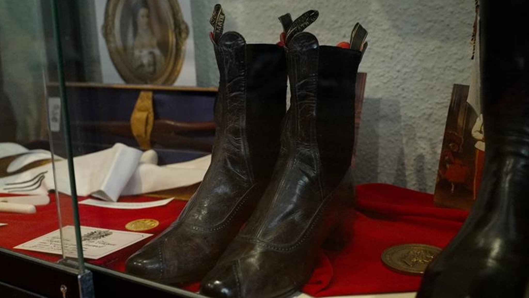 Die Schuhe von Kaiserin Sissi aus Österreich im Schuhmuseum von Heinrich Pflanz