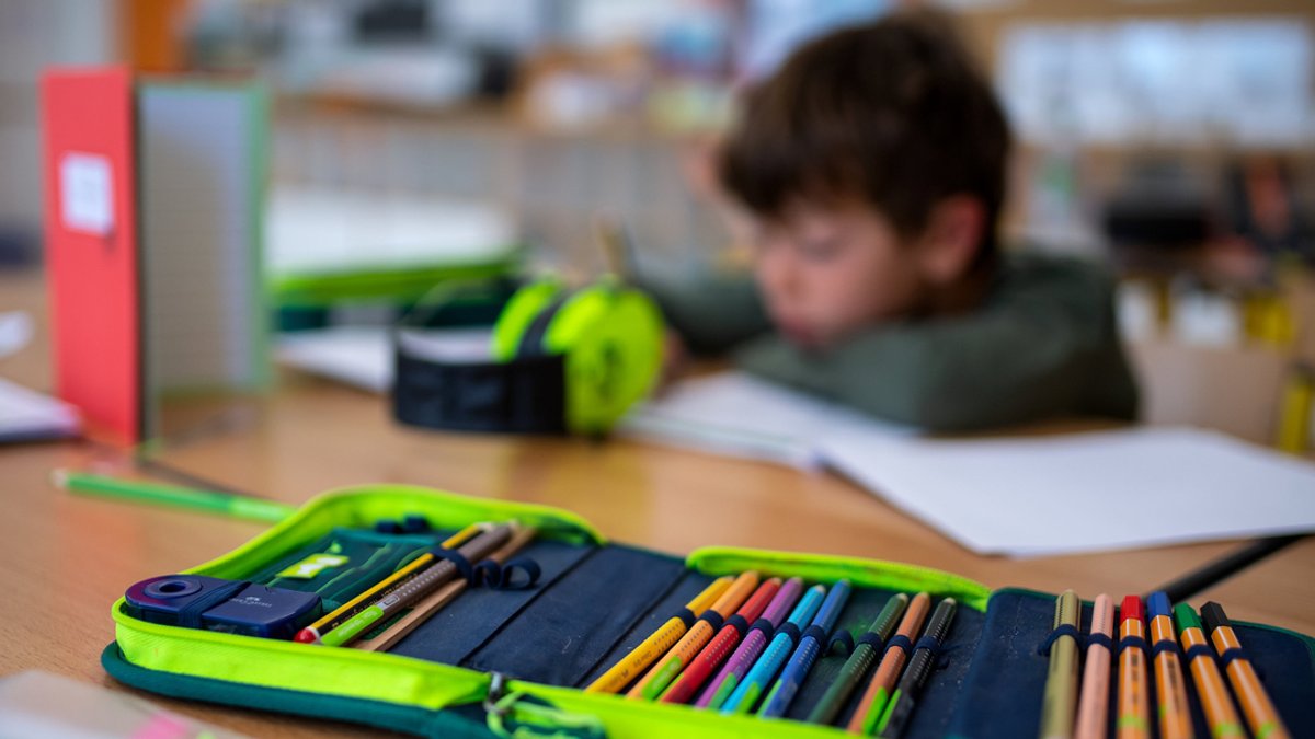 Symbolbild: Ein Junge in einer 2. Klasse arbeitet in einer Grundschule im Klassenzimmer an einem Arbeitsblatt. 