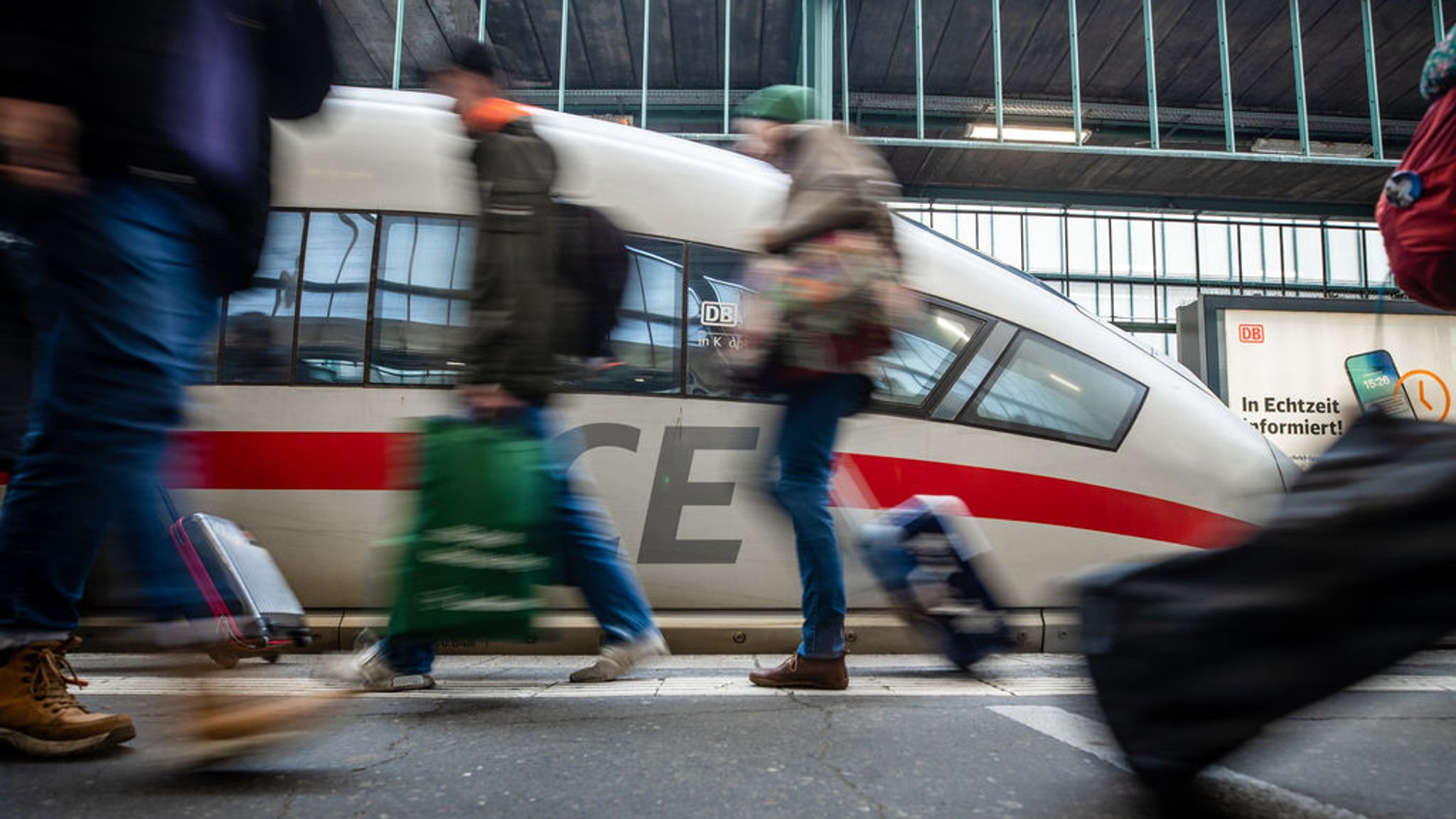 ARCHIV - 22.12.2023, Baden-Württemberg, Stuttgart: Fahrgäste laufen am letzten Schultag vor den Weihnachtsferien an einem Bahnsteig des Stuttgarter Hauptbahnhofs an einem ICE vorbei. Wegen der traditionellen Jahrestagung des Deutschen Beamtenbunds (DBB) schließt dessen Bundeschef Silberbach Streiks der Lokführergewerkschaft GDL am Montag oder Dienstag aus. (zu dpa «Beamtenbund: Keine Bahnstreiks am Montag oder Dienstag») Foto: Christoph Schmidt/dpa +++ dpa-Bildfunk +++