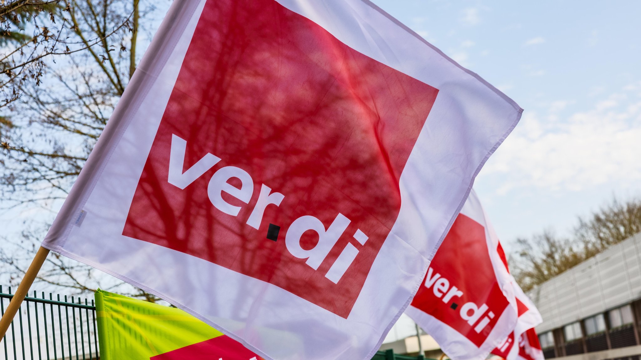 Verdi-Flaggen zum Warnstreik