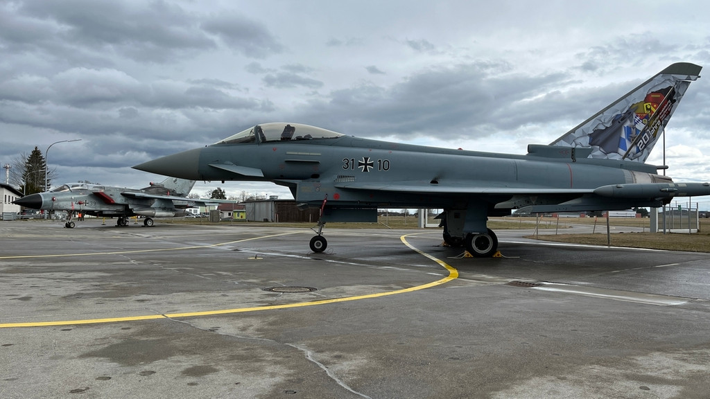 Eurofighter und Tornado (Hintergrund) auf dem Fliegerhorst Kaufbeuren