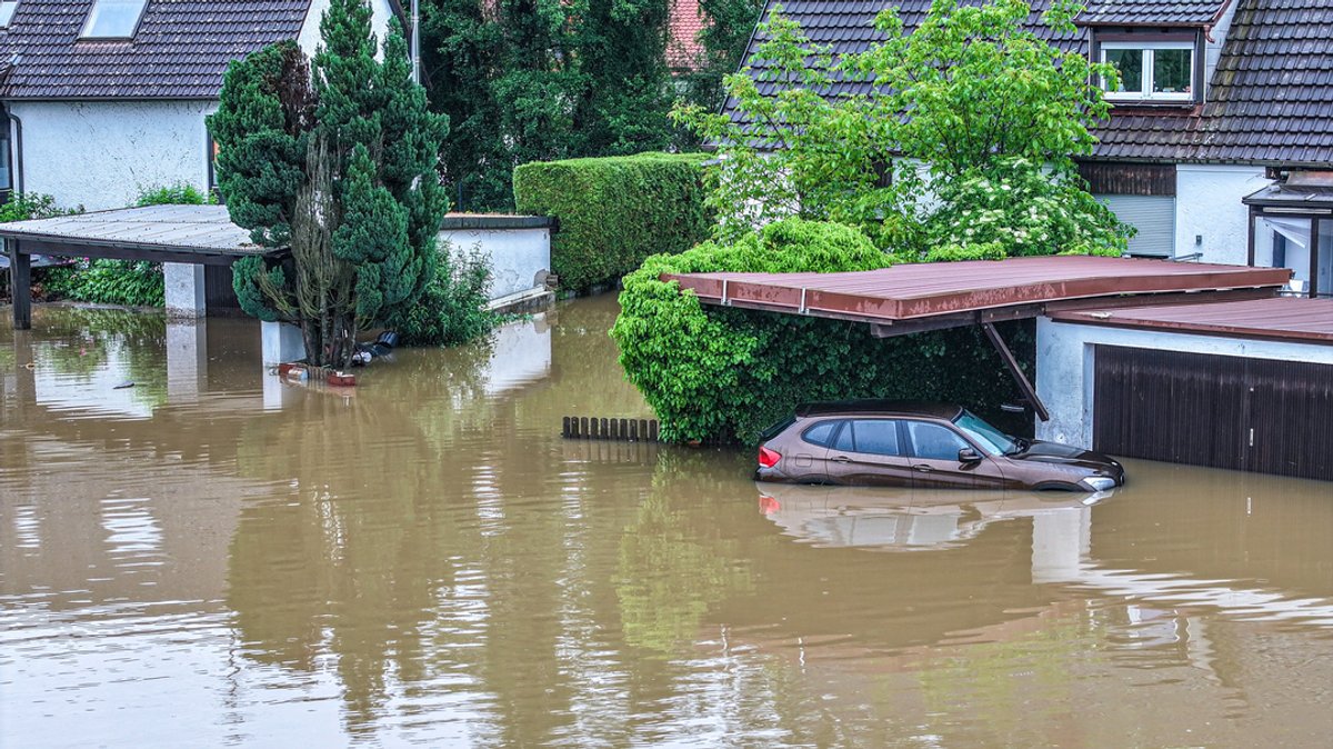 02.06.2024, Bayern, Pfaffenhofen an der Ilm: Ein Auto steht auf einer überfluteten Straße. 