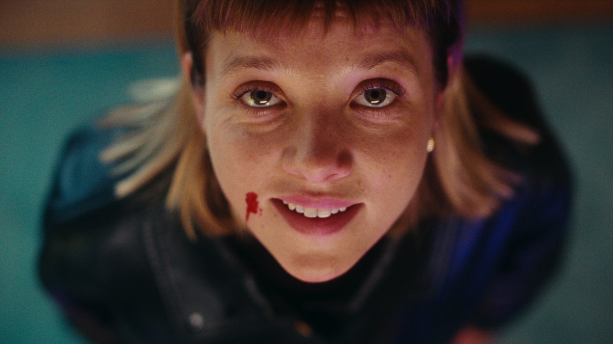 Jella Haase blickt in der Rolle der Stasi-Agentin Kleo hoch in die Kamera mit blutverschmiertem Gesicht