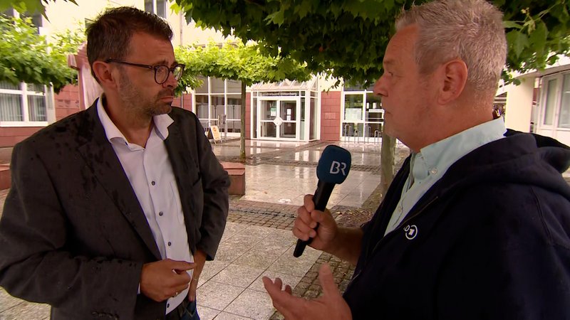 BR-Reporter Albrecht Rauh im Gespräch mit dem Miltenberger Landrat, Jens Marco Scherf (Bündnis 90/Grüne).