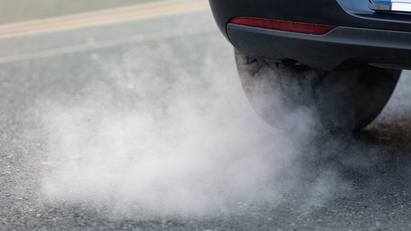 Ein qualmender Auspuff eines Autos. | Bild: BR/Leon Baatz Ein qualmender Auspuff eines Autos.