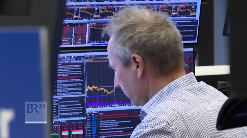 Auf dem ganzen Globus schickten die neuen US-Zölle die Börsen zu Handelsbeginn auf Talfahrt. Bergab ging es auch an den wichtigen europäischen Handelsplätzen in Paris, Mailand oder London. | Bild: Bayerischer Rundfunk 2025 Auf dem ganzen Globus schickten die neuen US-Zölle die Börsen zu Handelsbeginn auf Talfahrt. Bergab ging es auch an den wichtigen europäischen Handelsplätzen in Paris, Mailand oder London.