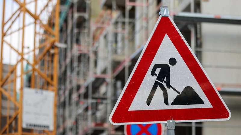 Baustelle mit Schild davor | Bild: dpa-Bildfunk/Jan Woitas Baustelle mit Schild davor