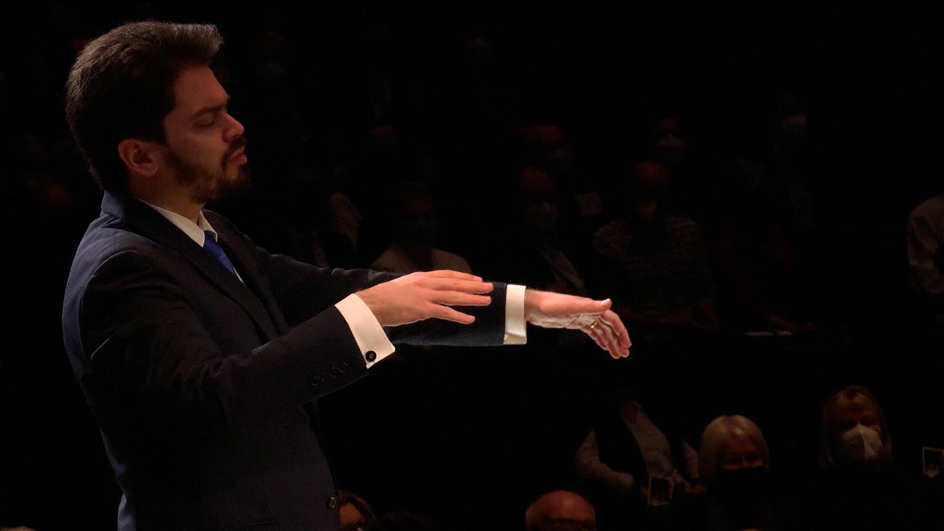 Der Israeli Lahav Shani dirigiert ein Orchester.