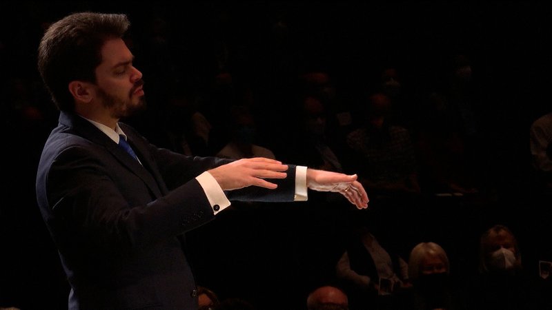 Der Israeli Lahav Shani dirigiert ein Orchester. | Bild: BR Der Israeli Lahav Shani dirigiert ein Orchester.