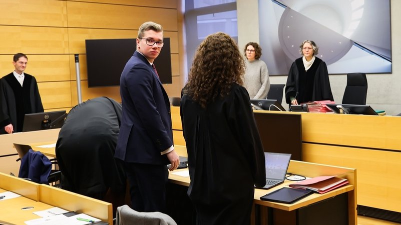 Landtagsabgeordneter Daniel Halemba (AfD) am ersten Verhandlungstag im Prozesssaal des Amtsgerichts Würzburg | Bild: dpa-Bildfunk/Daniel Löb Landtagsabgeordneter Daniel Halemba (AfD) am ersten Verhandlungstag im Prozesssaal des Amtsgerichts Würzburg