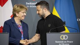 Viola Amherd (l), Bundespräsidentin der Schweiz, schüttelt Wolodymyr Selenskyj (r), Präsident der Ukraine, bei der Abschlusspressekonferenz des Gipfels zum Frieden in der Ukraine die Hand. | Bild:dpa-Bildfunk/Urs Flueeler