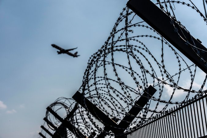 Symbolbild Sicherheit auf dem Flughafen, äußerer Zaun am Airport Düsseldorf International, Stahldrahtzaun, mit S-Draht Rollen | Bild: picture alliance / Jochen Tack | Jochen Tack Symbolbild Sicherheit auf dem Flughafen, äußerer Zaun am Airport Düsseldorf International, Stahldrahtzaun, mit S-Draht Rollen