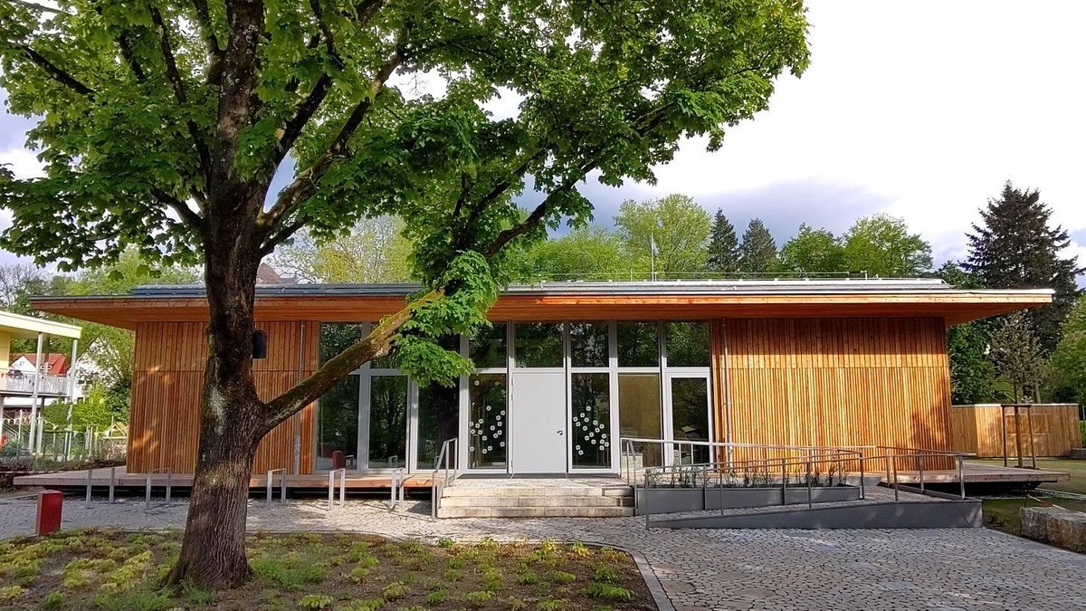 Das Gemeindezentrum Heroldsberg, ein klimafreundliches Gebäude aus Holz und Glas.
