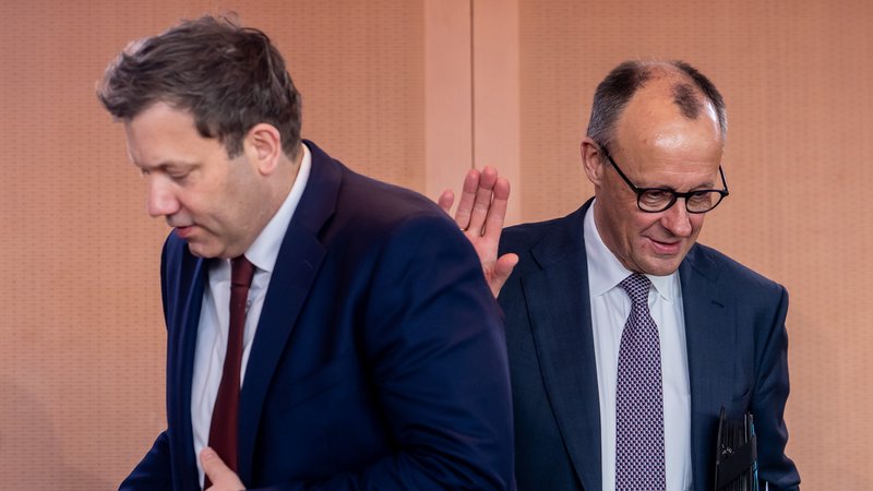 Bundeskanzler Friedrich Merz (CDU, r) neben Lars Klingbeil (SPD), Bundesminister der Finanzen | Bild: pa/dpa/Michael Kappeler Bundeskanzler Friedrich Merz (CDU, r) neben Lars Klingbeil (SPD), Bundesminister der Finanzen