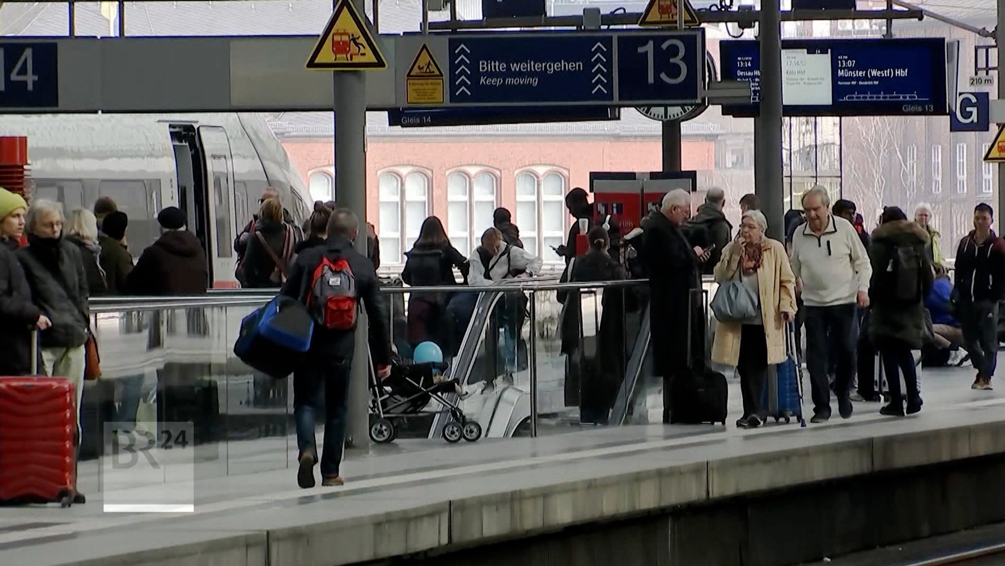 Reisende am Bahnhof