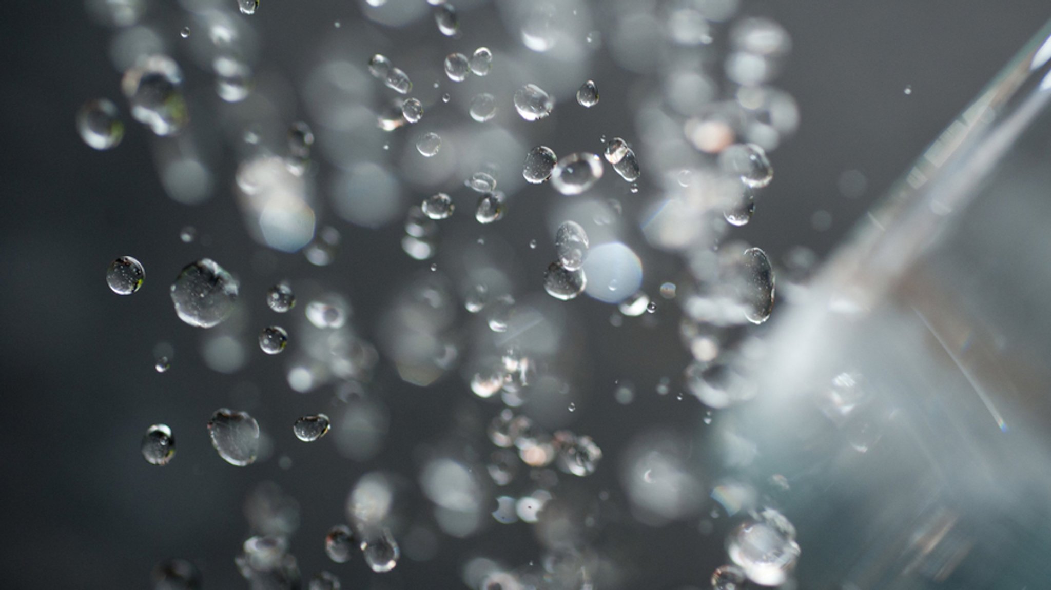 Wasser fließt aus einem Wasserhahn 